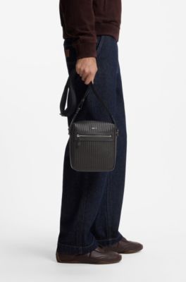 Bolso mensajero con estampado grabado, Marr&oacute;n oscuro