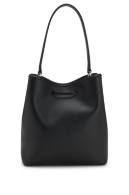 Bolso bucket de piel sint&eacute;tica granulada con monograma Double&nbsp;B, Negro