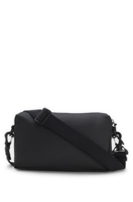 Bolso cruzado de piel sint&eacute;tica con logo reflectante, Negro