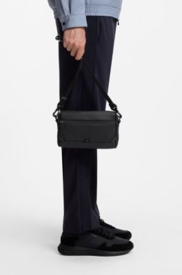 Bolso cruzado de piel sint&eacute;tica con logo reflectante, Negro