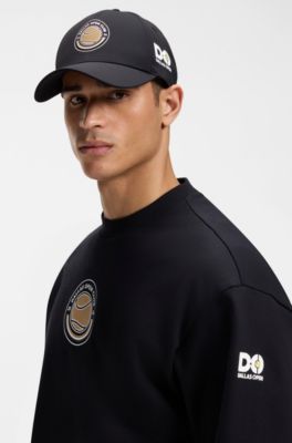 Gorra de cinco paneles con ilustraci&oacute;n de tenis y logo, Negro