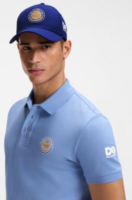 Gorra de cinco paneles con ilustraci&oacute;n de tenis y logo, Celeste