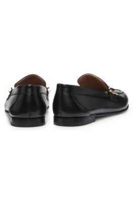 Mocasines de piel con cadena y detalle de logo, Negro