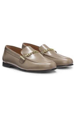 Mocasines de piel con cadena y detalle de logo, Marr&oacute;n