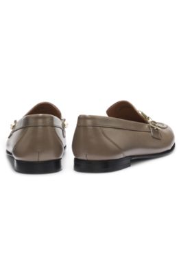 Mocasines de piel con cadena y detalle de logo, Marr&oacute;n