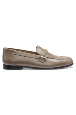 Mocasines de piel con cadena y detalle de logo, Marr&oacute;n