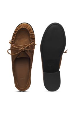 Mocasines de ante con pala definida cosida a mano, Marr&oacute;n