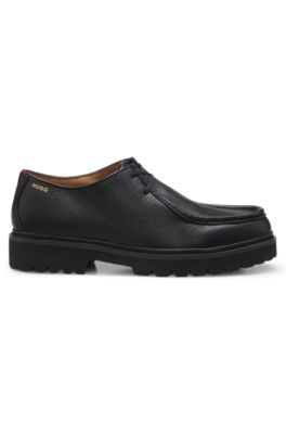 Derby de inspiraci&oacute;n mocas&iacute;n en cuero graneado, Negro