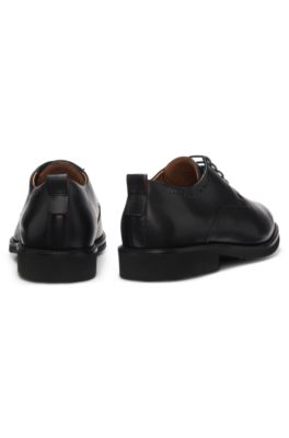 Souliers &agrave; la&ccedil;age ouvert en cuir avec d&eacute;tails perfor&eacute;s, Noir