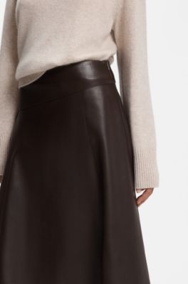 Jupe &eacute;vas&eacute;e en cuir nappa avec coupe diagonale, Marron
