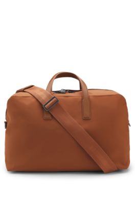 BOSS x ASTON MARTIN bolsa de viaje con detalles de la marca especiales, Marr&oacute;n