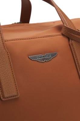 BOSS x ASTON MARTIN bolsa de viaje con detalles de la marca especiales, Marr&oacute;n