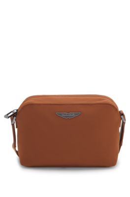 BOSS x ASTON MARTIN bolso bandolera con detalles especiales de la marca, Marr&oacute;n