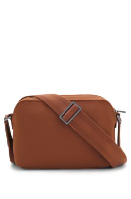 BOSS x ASTON MARTIN bolso bandolera con detalles especiales de la marca, Marr&oacute;n