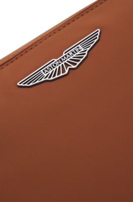 BOSS x ASTON MARTIN bolso bandolera con detalles especiales de la marca, Marr&oacute;n