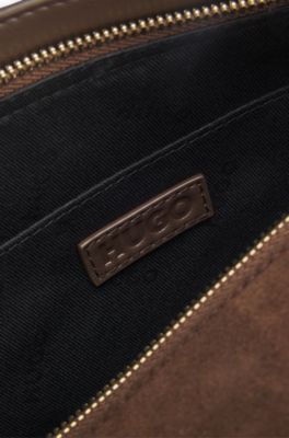 Sac &agrave; main en similicuir su&eacute;d&eacute; avec logo revisit&eacute; m&eacute;tallique, Marron fonc&eacute;