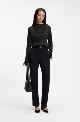 Top slim fit con cuello medio y detalles de plumas, Negro