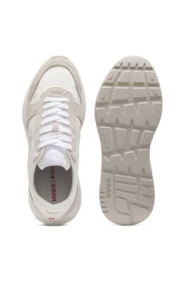 Baskets en cuir su&eacute;d&eacute; &agrave; logo dor&eacute; &agrave; chaud, Blanc