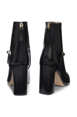 Botas de piel brillante con puntera afilada y detalle de hebilla, Negro