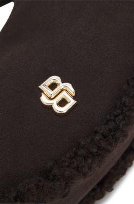 Sac d'&eacute;paule en forme de croissant avec finitions en fourrure synth&eacute;tique, Marron fonc&eacute;