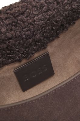 Bolso bandolera con apliques de pelo sint&eacute;tico, Marr&oacute;n oscuro