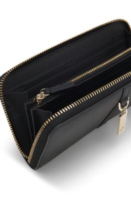 Cartera con cremallera envolvente en piel granulada con colgante Double B, Negro