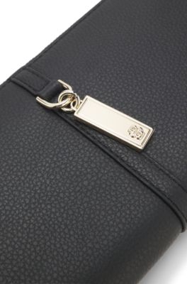Cartera con cremallera envolvente en piel granulada con colgante Double B, Negro