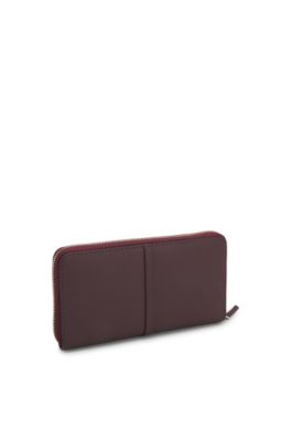 Cartera con cremallera envolvente en piel granulada con colgante Double B, Luz p&uacute;rpura