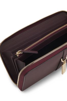 Cartera con cremallera envolvente en piel granulada con colgante Double B, Luz p&uacute;rpura
