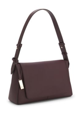 Shoulder bag in grained leather with logo plaque, Light Purple