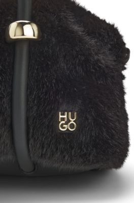 Bolso vers&aacute;til de pelo sint&eacute;tico con doble asa, Negro