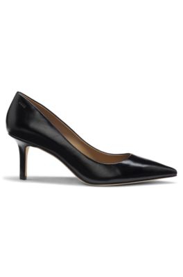 Escarpins &agrave; talons en peau avec sigle grav&eacute;, Noir