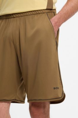 Active shorts que absorben la humedad, Marr&oacute;n