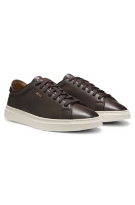 Deportivas tipo cupsole de piel lisa con logo de efecto dorado, Marr&oacute;n oscuro