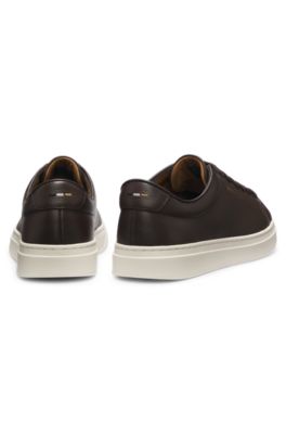 Deportivas tipo cupsole de piel lisa con logo de efecto dorado, Marr&oacute;n oscuro