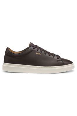 Deportivas tipo cupsole de piel lisa con logo de efecto dorado, Marr&oacute;n oscuro