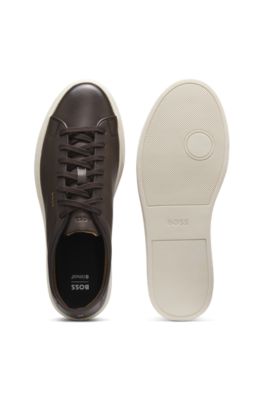 Deportivas tipo cupsole de piel lisa con logo de efecto dorado, Marr&oacute;n oscuro