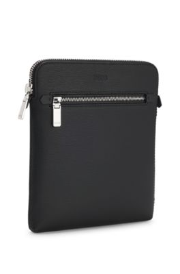 Sac format enveloppe en cuir avec logo gaufr&eacute;, Noir