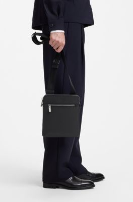 Sac format enveloppe en cuir avec logo gaufr&eacute;, Noir