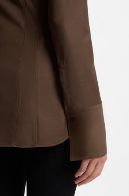 Camisa entallada, Marr&oacute;n