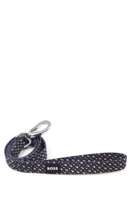 Dog leash with contrast-logo patch