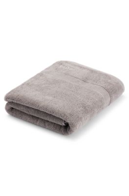 Toalla de ba&ntilde;o extragrande de algod&oacute;n en color plata con logo bordado a tono, Plata