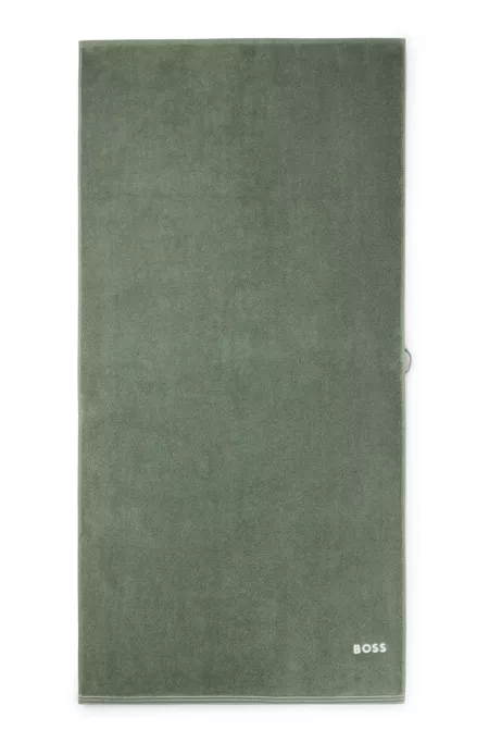Cotton bath towel with contrast embroidered logo