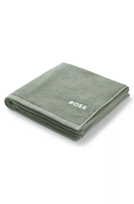 Cotton bath towel with contrast embroidered logo