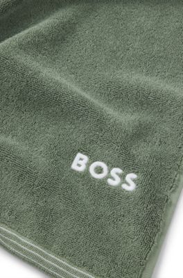 Toalla de ba&ntilde;o de algod&oacute;n con logo bordado en contraste, Verde oscuro
