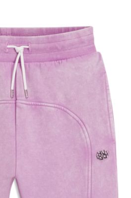 Pantalones de ch&aacute;ndal para ni&ntilde;os de algod&oacute;n con logo apilado, Lila