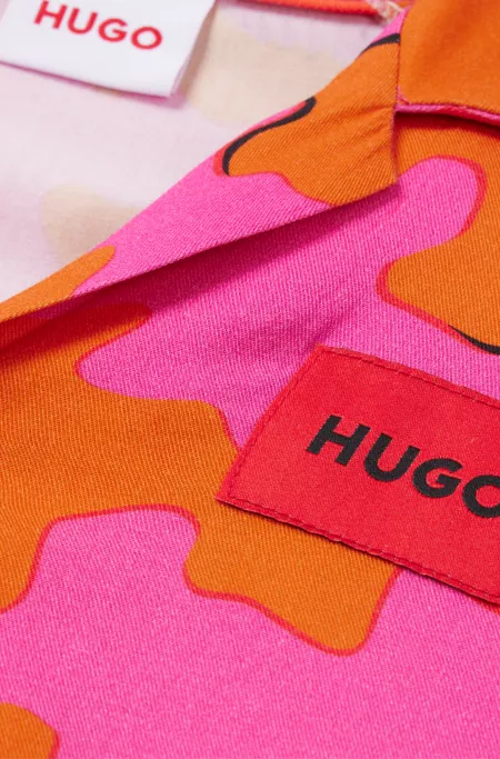 Kids' shirt with red logo label and seasonal print