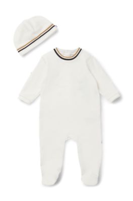 Gift-boxed sleepsuit and hat set for babies, White