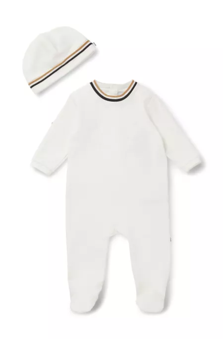 Gift-boxed sleepsuit and hat set for babies