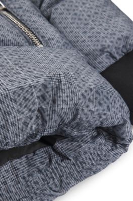Chaqueta acolchada para ni&ntilde;os con estampado integral de cuadros y monogramas, Gris oscuro